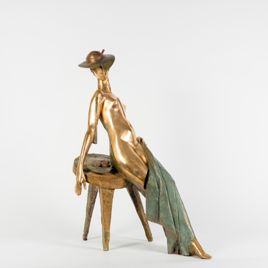 Bonheur d’Albert Avetissian, sculpture en bronze représentant une élégante figure féminine assise avec grâce sur un tabouret, dans une posture de détente et de sérénité.