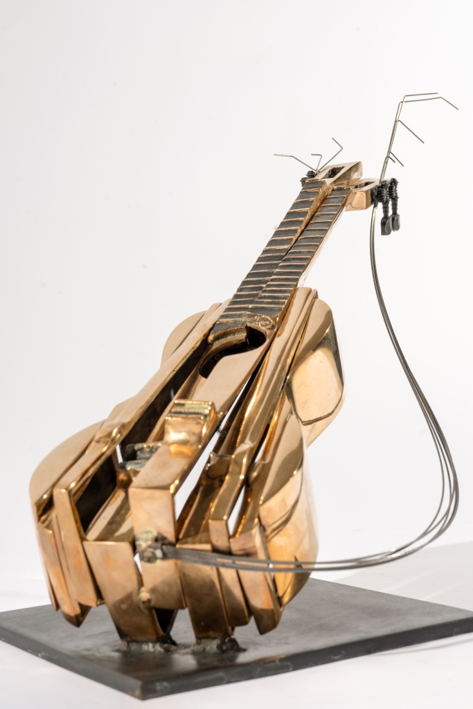 Gros plan Ukulele d’Arman, sculpture en bronze inspirée d’un instrument à cordes, recomposé selon l’esthétique de fragmentation et de reconstruction propre à l’artiste.