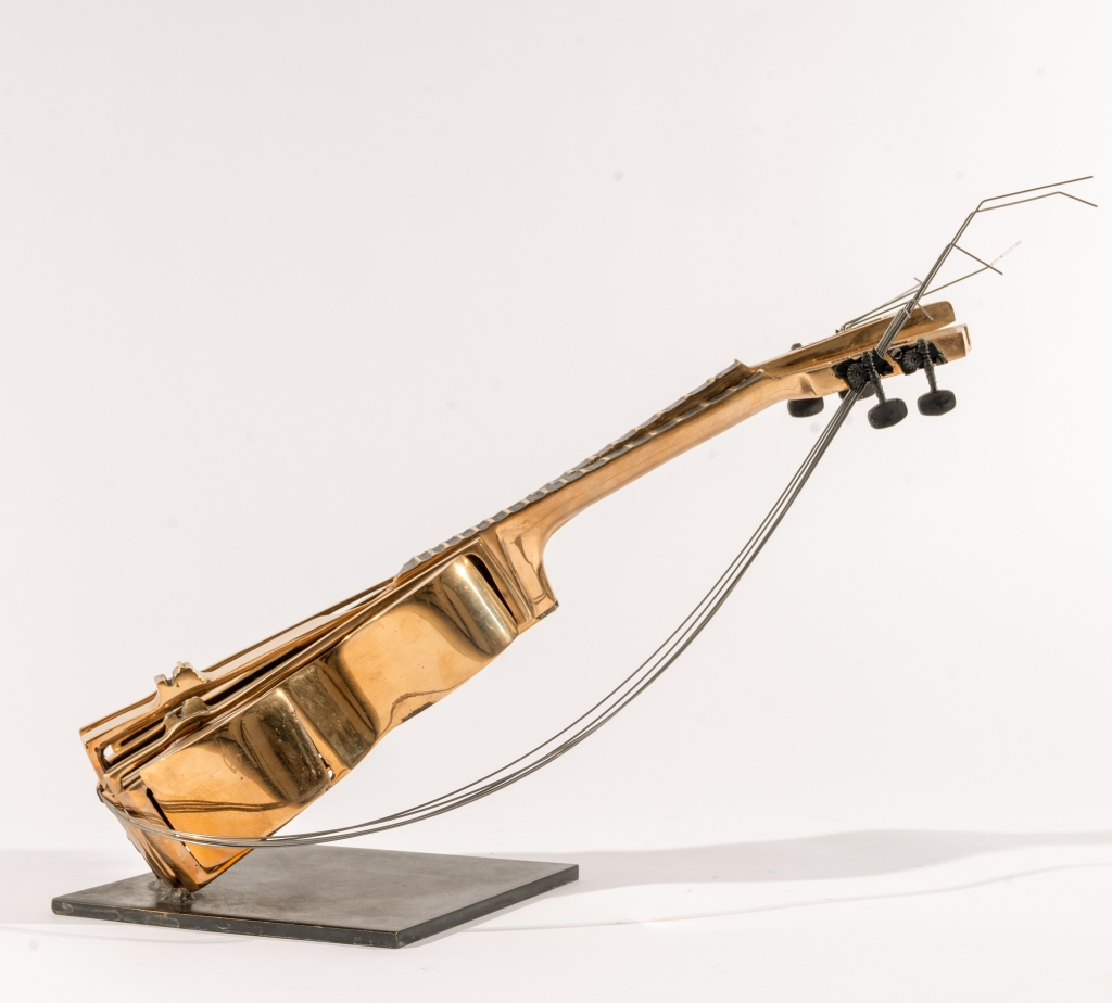 Profil Ukulele d’Arman, sculpture en bronze inspirée d’un instrument à cordes, recomposé selon l’esthétique de fragmentation et de reconstruction propre à l’artiste.