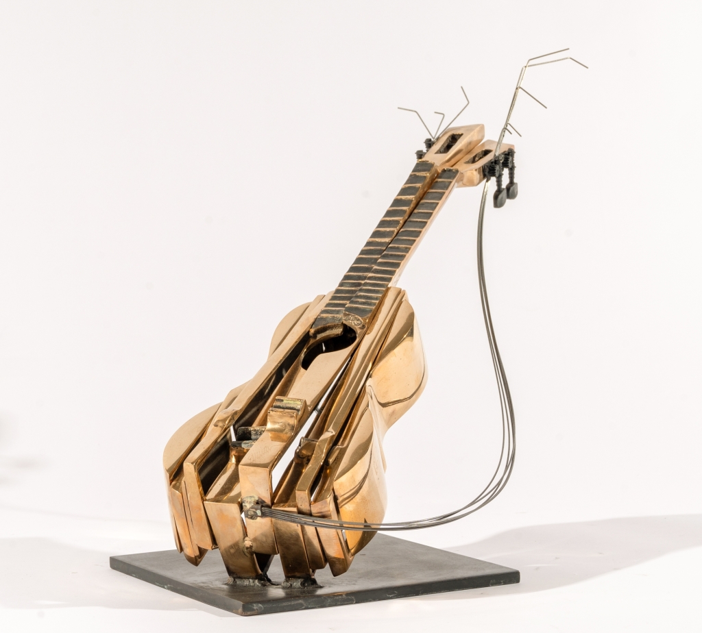 Ukulele d’Arman, sculpture en bronze inspirée d’un instrument à cordes, recomposé selon l’esthétique de fragmentation et de reconstruction propre à l’artiste.