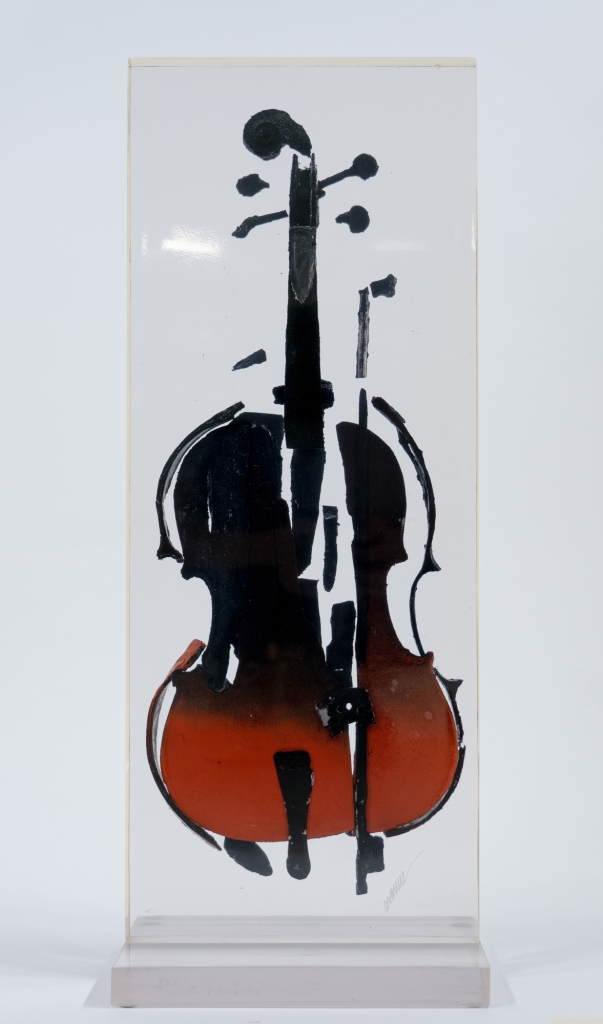 Violon calciné inclusion d’Arman, œuvre intégrant un violon fragmenté et brûlé, conservé dans une inclusion transparente, emblématique de la démarche de déconstruction de l’artiste.