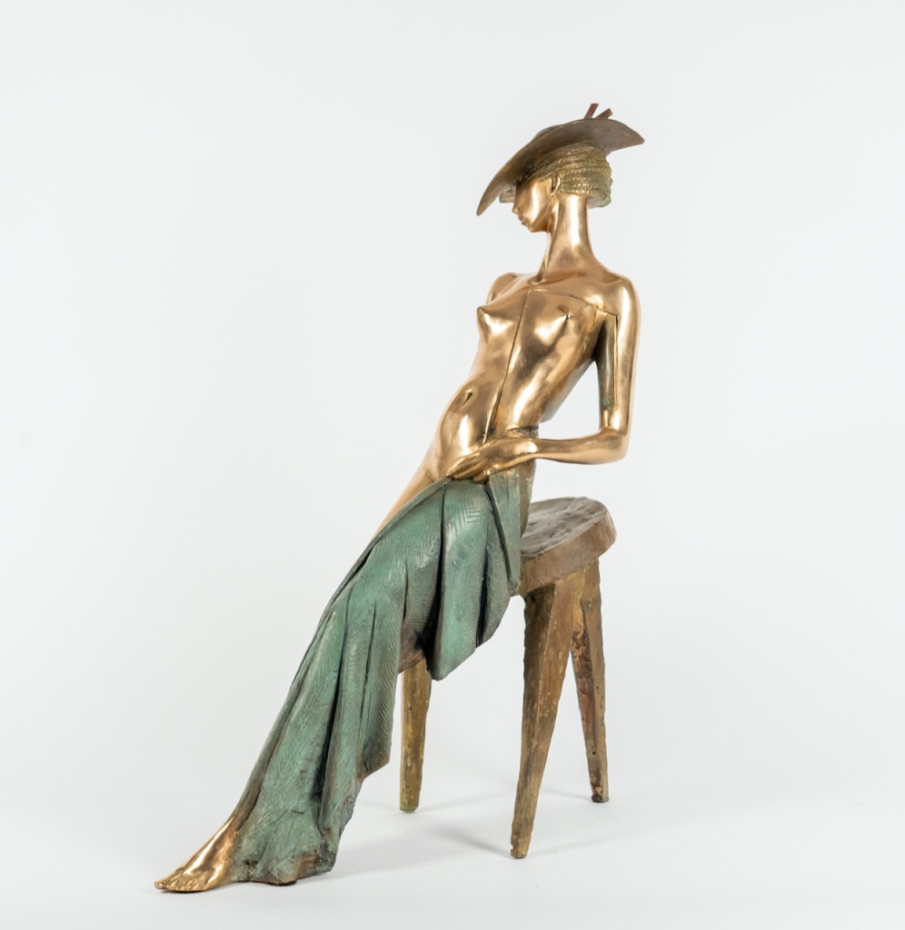 Profil de Bonheur d’Albert Avetissian, sculpture en bronze représentant une élégante figure féminine assise avec grâce sur un tabouret, dans une posture de détente et de sérénité.