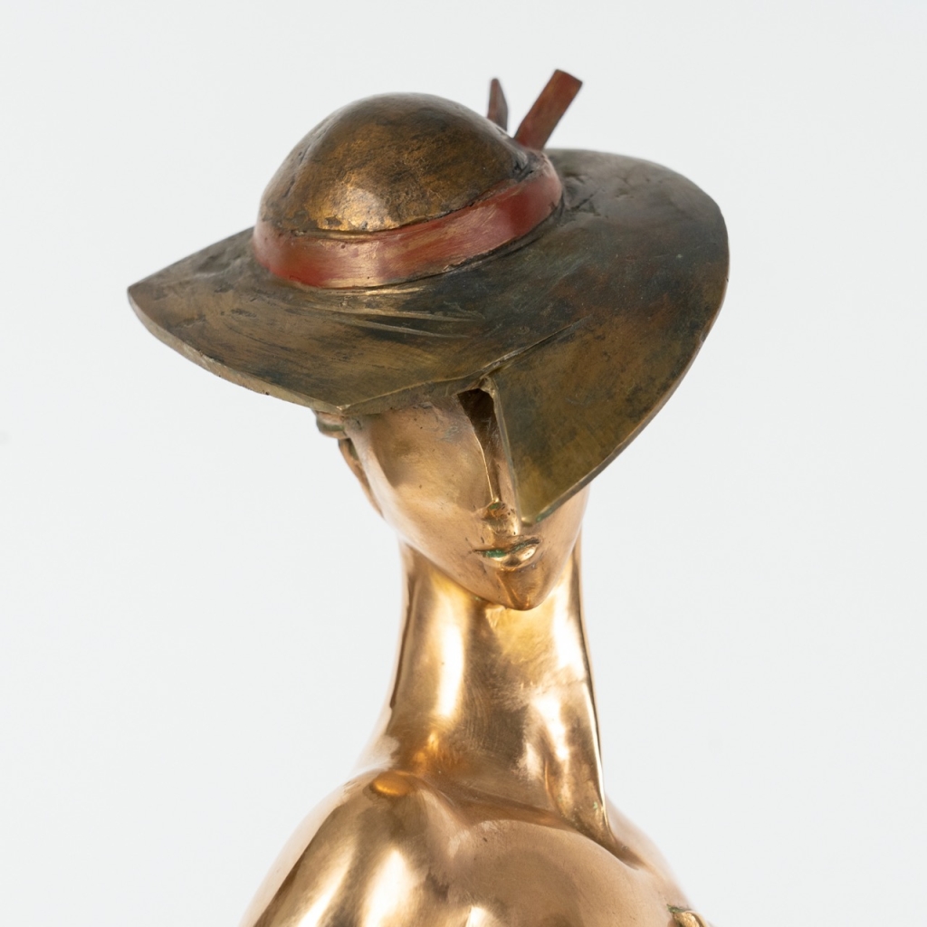Visage de Bonheur d’Albert Avetissian, sculpture en bronze représentant une élégante figure féminine assise avec grâce sur un tabouret, dans une posture de détente et de sérénité.