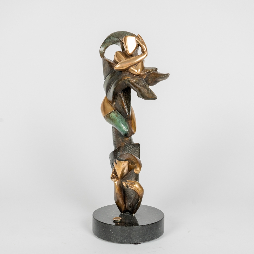 Vue de trois quarts de Break Coffee d'Arsen Avetissian, sculpture contemporaine en bronze représentant deux personnages stylisés. L'un, assis en hauteur dans une attitude méditative, domine la composition tandis que l'autre, en contrebas, tient une tasse de café. L'œuvre repose sur un socle circulaire en pierre et évoque un moment de pause et de dialogue.