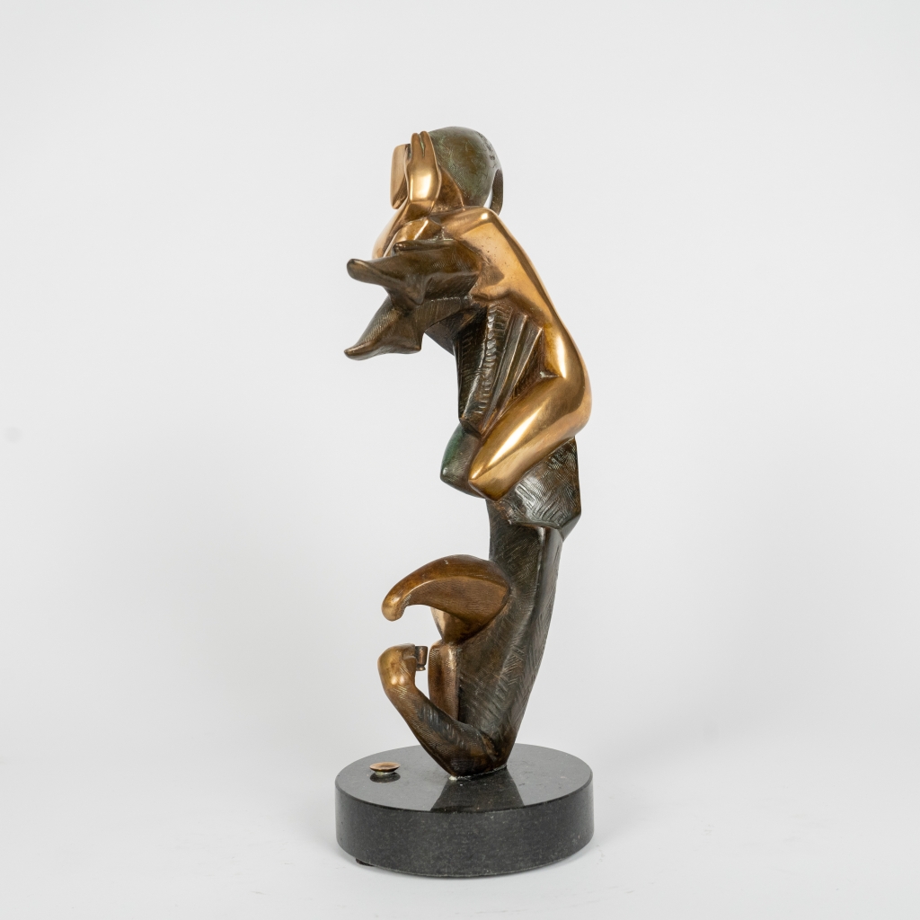 Vue de dos de Break Coffee d'Arsen Avetissian, sculpture contemporaine en bronze représentant deux personnages stylisés. L'un, assis en hauteur dans une attitude méditative, domine la composition tandis que l'autre, en contrebas, tient une tasse de café. L'œuvre repose sur un socle circulaire en pierre et évoque un moment de pause et de dialogue.