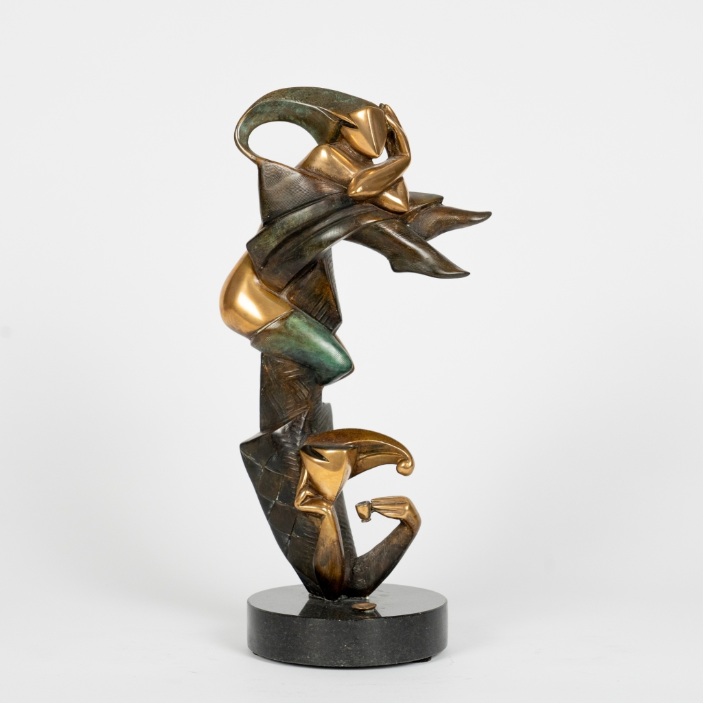 Break Coffee d'Arsen Avetissian, sculpture contemporaine en bronze représentant deux personnages stylisés. L'un, assis en hauteur dans une attitude méditative, domine la composition tandis que l'autre, en contrebas, tient une tasse de café. L'œuvre repose sur un socle circulaire en pierre et évoque un moment de pause et de dialogue.