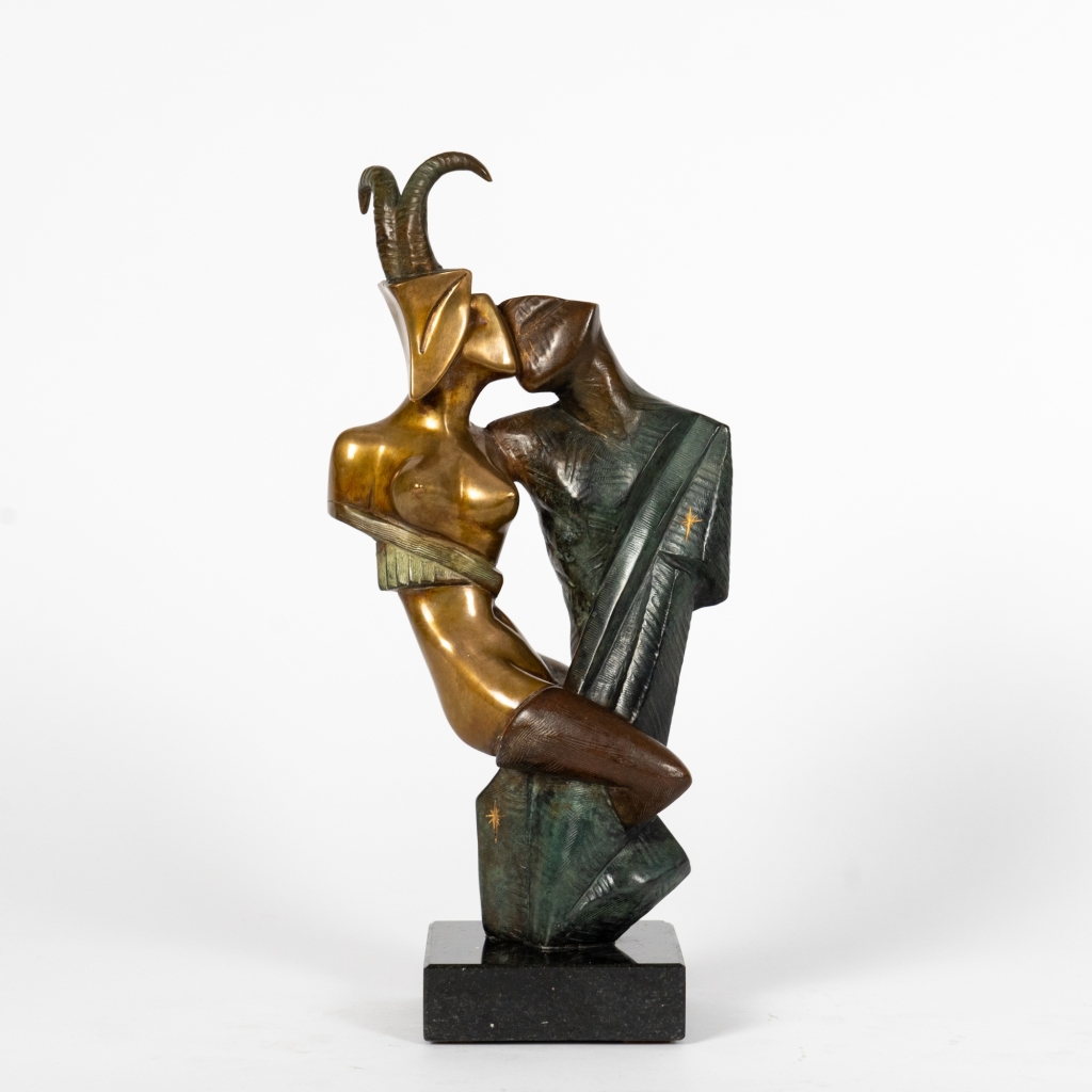 Capricorne d’Arsen Avetissian, sculpture contemporaine en bronze représentant un couple enlacé. La figure féminine, coiffée de cornes de capricorne, enlace une silhouette masculine stylisée dans une composition élégante aux patines dorées, brunes et vertes.