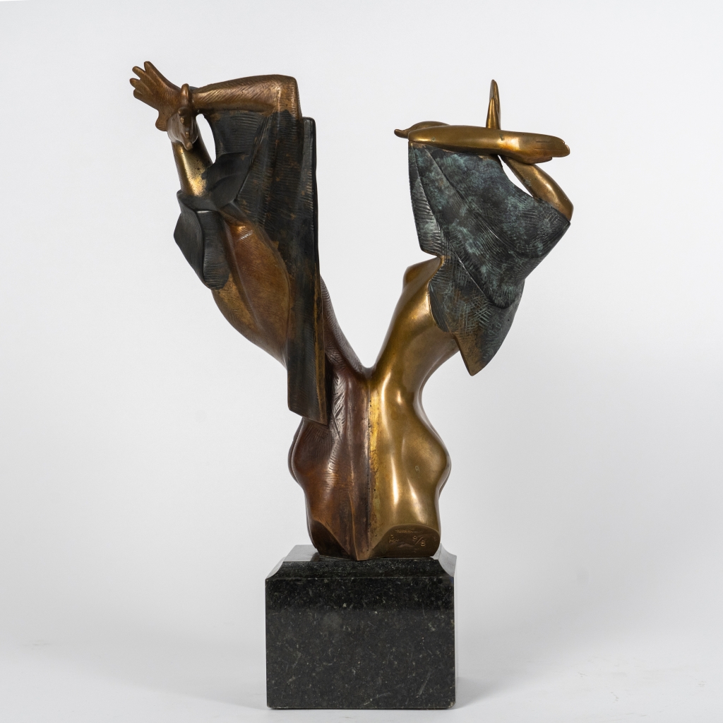 Verso de Conflit d'Arsen Avetissian, sculpture contemporaine en bronze représentant un homme et une femme face à face. Les deux silhouettes stylisées se confrontent dans une composition expressive aux patines dorées, brunes et bleutées, symbolisant la tension et le dialogue.