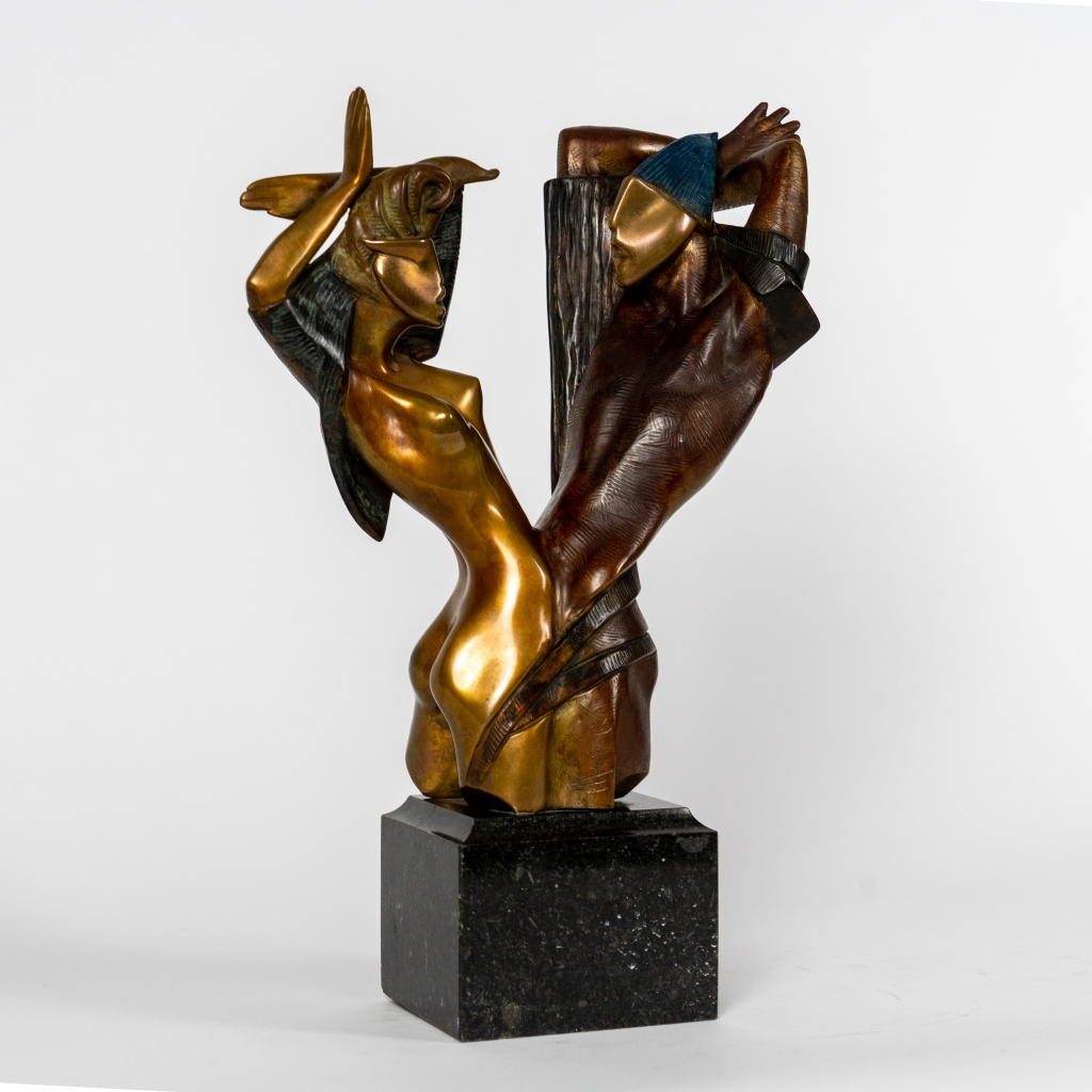 Angle de vue de Conflit d'Arsen Avetissian, sculpture contemporaine en bronze représentant un homme et une femme face à face. Les deux silhouettes stylisées se confrontent dans une composition expressive aux patines dorées, brunes et bleutées, symbolisant la tension et le dialogue.