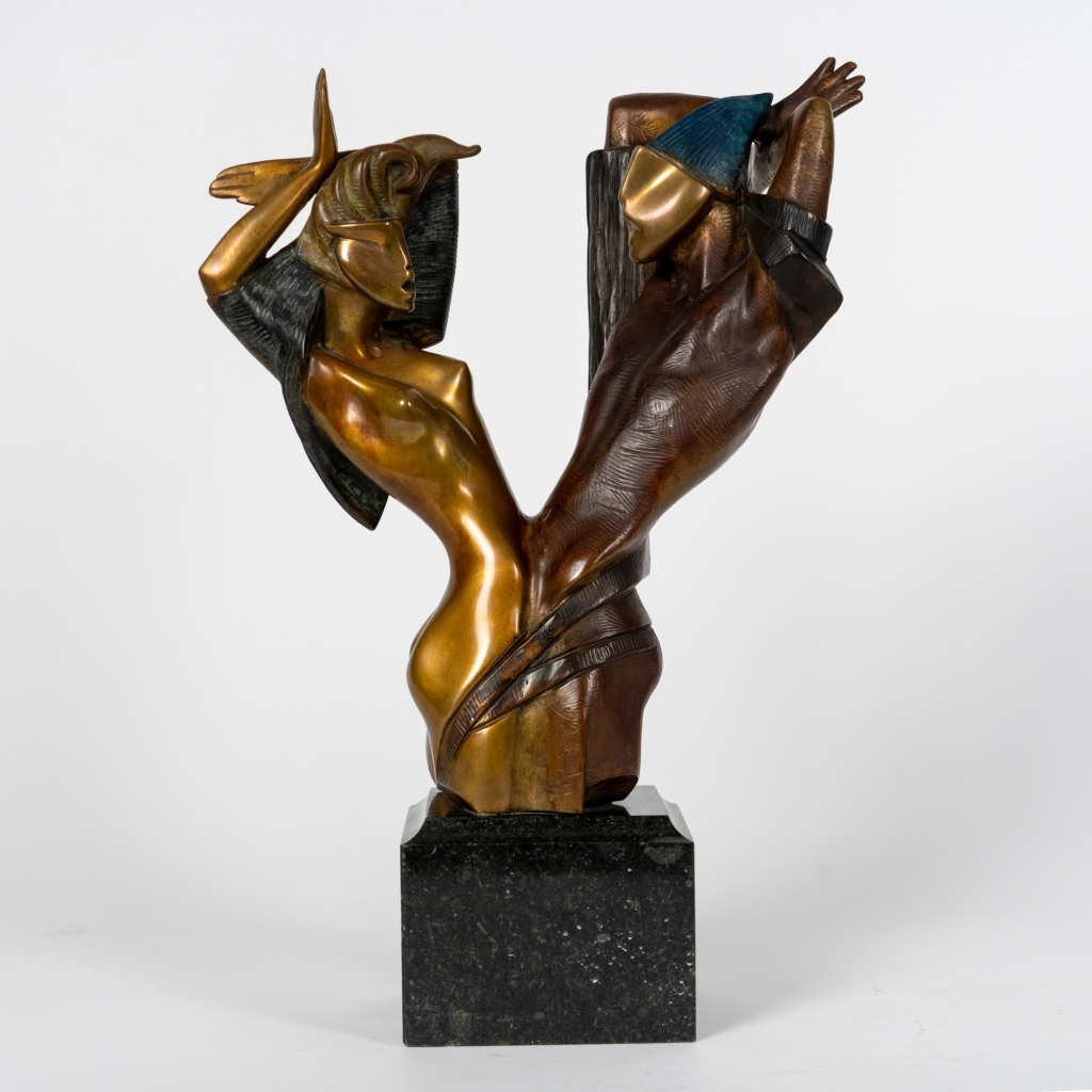 Conflit d'Arsen Avetissian, sculpture contemporaine en bronze représentant un homme et une femme face à face. Les deux silhouettes stylisées se confrontent dans une composition expressive aux patines dorées, brunes et bleutées, symbolisant la tension et le dialogue.