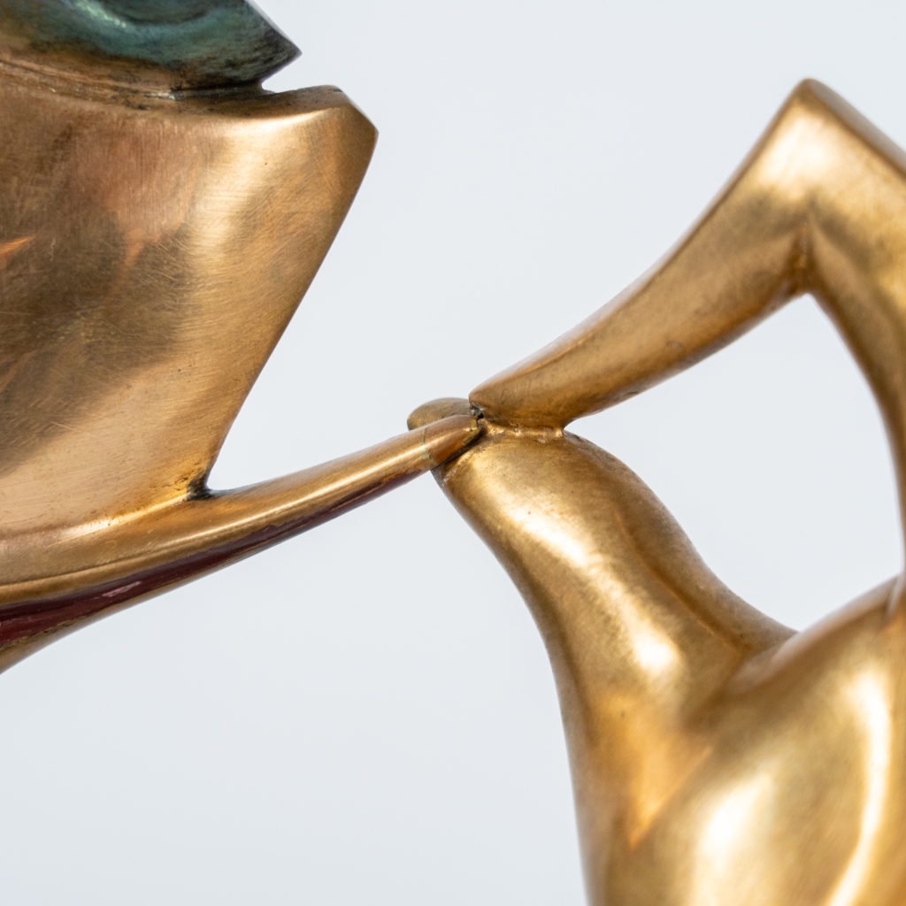 Plan sur les doigts de Jeu de sourire d'Arsen Avetissian, sculpture contemporaine en bronze représentant un visage stylisé aux lèvres esquissant un large sourire, encadré par deux mains élégamment levées qui semblent en souligner l'expression. L'œuvre repose sur un socle en pierre et joue sur l'équilibre entre humour, élégance et raffinement.