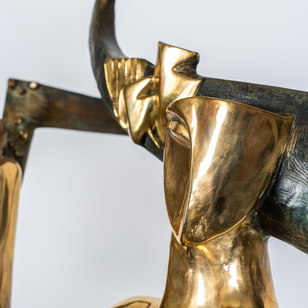 Visage de La Reine de trèfle d’Arsen Avetissian, sculpture en bronze représentant une figure féminine stylisée assise sur un fauteuil, jambes croisées, évoluant dans un univers inspiré du jeu de cartes. L’œuvre repose sur un damier noir et blanc qui renforce son caractère symbolique et théâtral.