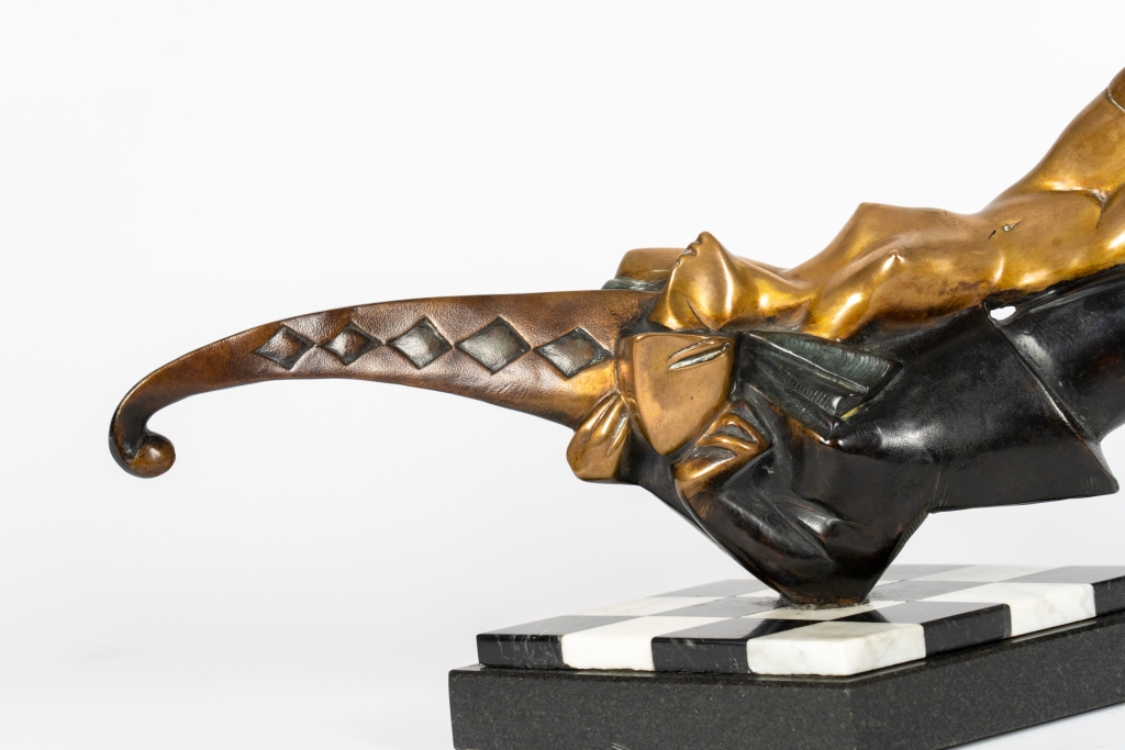 Zoom sur La Sieste d’Arsen Avetissian, sculpture en bronze représentant une figure féminine allongée avec grâce sur une figure masculine stylisée. Cette composition contemporaine évoque le repos, la confiance et l'intimité à travers des lignes fluides et un élégant jeu de patines.