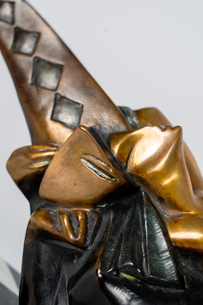 Detail des visages de La Sieste d’Arsen Avetissian, sculpture en bronze représentant une figure féminine allongée avec grâce sur une figure masculine stylisée. Cette composition contemporaine évoque le repos, la confiance et l'intimité à travers des lignes fluides et un élégant jeu de patines.