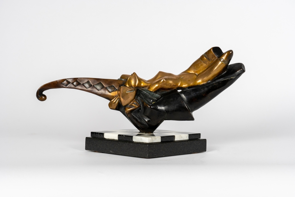 La Sieste d’Arsen Avetissian, sculpture en bronze représentant une figure féminine allongée avec grâce sur une figure masculine stylisée. Cette composition contemporaine évoque le repos, la confiance et l'intimité à travers des lignes fluides et un élégant jeu de patines.