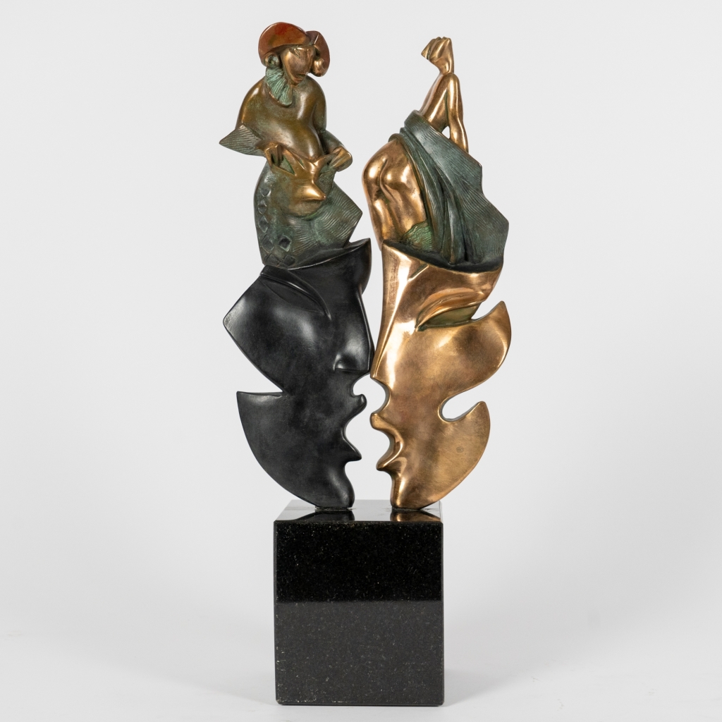 Mascarade d'Arsen Avetissian, sculpture contemporaine en bronze représentant deux figures stylisées se faisant face. Les silhouettes, intégrées à deux formes évoquant des masques, jouent sur les contrastes de patines noires, dorées et vertes dans une composition élégante et symbolique.
