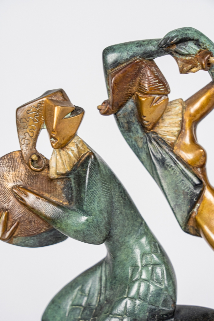 Detail des Musiciens ambulants II d'Arsen Avetissian, sculpture contemporaine en bronze représentant deux personnages stylisés installés dos à dos sur deux grands profils de visage.