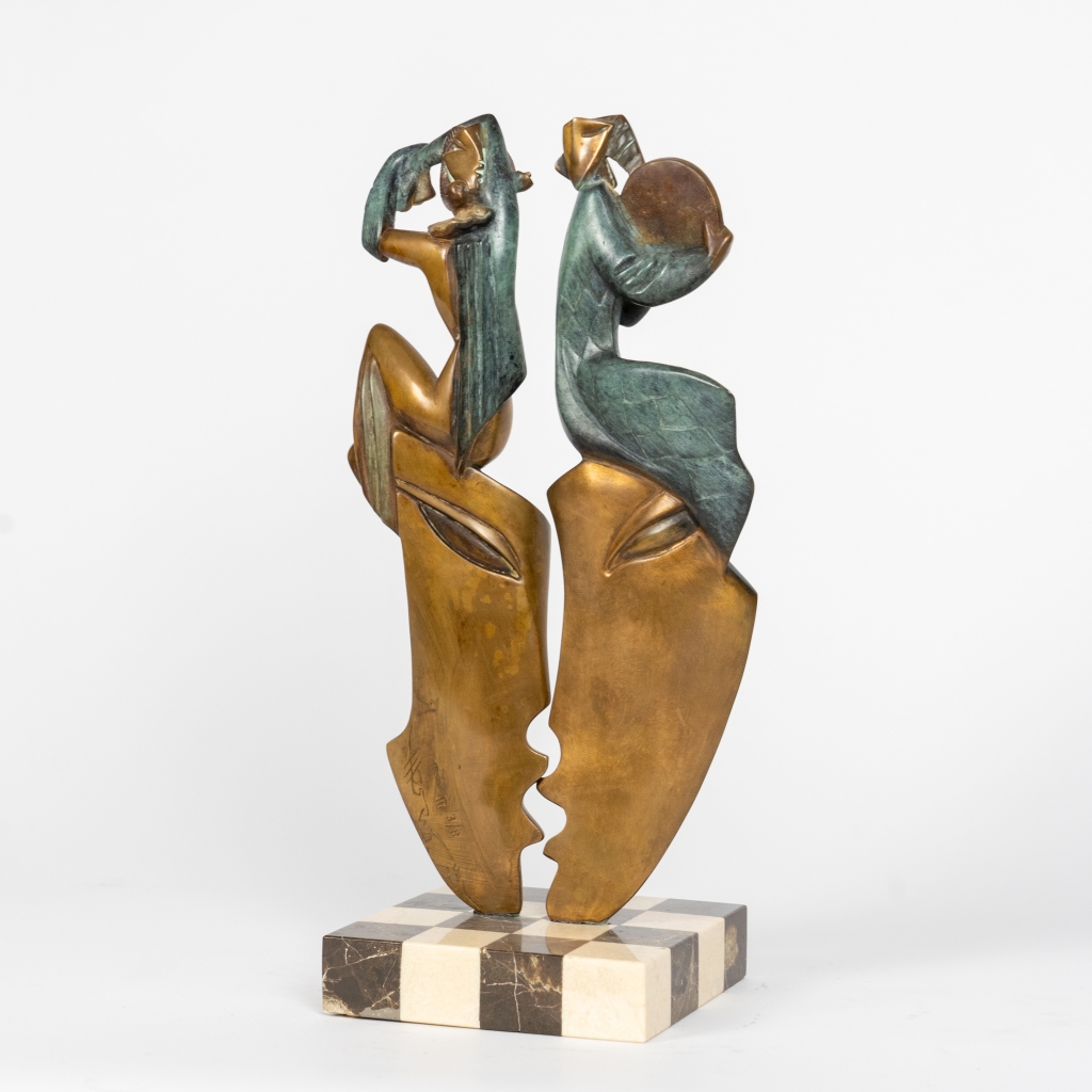Verso de Musiciens ambulants II d'Arsen Avetissian, sculpture contemporaine en bronze représentant deux personnages stylisés installés dos à dos sur deux grands profils de visage.