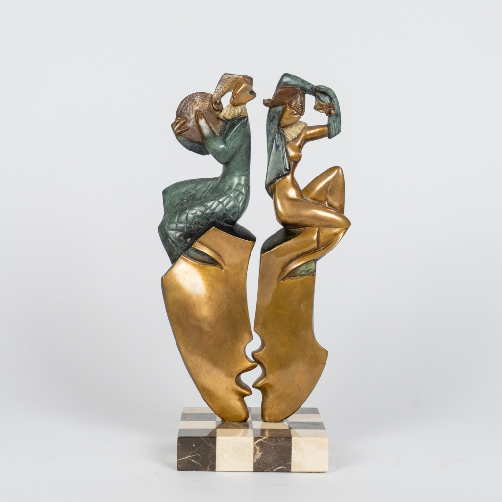 Musiciens ambulants II d'Arsen Avetissian, sculpture contemporaine en bronze représentant deux personnages stylisés installés dos à dos sur deux grands profils de visage.