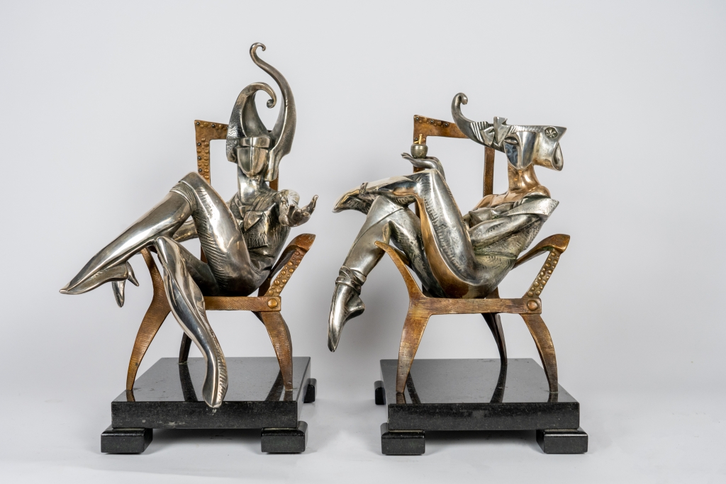 Photo du roi et de la Reine de trèfle d’Arsen Avetissian, sculpture en bronze et argenture représentant une élégante figure féminine assise dans un fauteuil stylisé, tenant une pomme. L’œuvre mêle raffinement, symbolisme et influences du jeu de cartes dans une composition contemporaine aux lignes sculpturales affirmées.