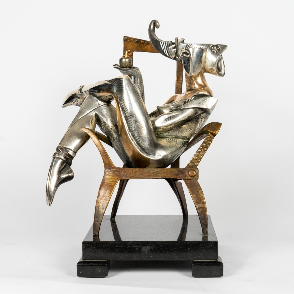 Reine de trèfle d’Arsen Avetissian, sculpture en bronze et argenture représentant une élégante figure féminine assise dans un fauteuil stylisé, tenant une pomme. L’œuvre mêle raffinement, symbolisme et influences du jeu de cartes dans une composition contemporaine aux lignes sculpturales affirmées.