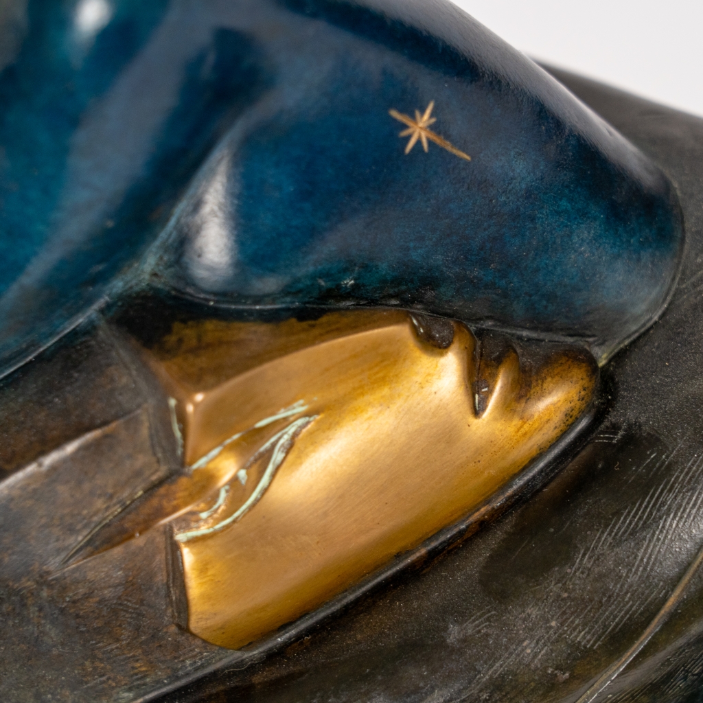 Zoom sur le viage de l'amoureux de Star à Venise d'Arsen Avetissian, sculpture contemporaine en bronze représentant un personnage élancé portant dans ses bras une figure masquée. Les silhouettes stylisées, aux patines bleues, dorées et vertes, reposent sur un socle circulaire en damier évoquant l'univers du carnaval vénitien.