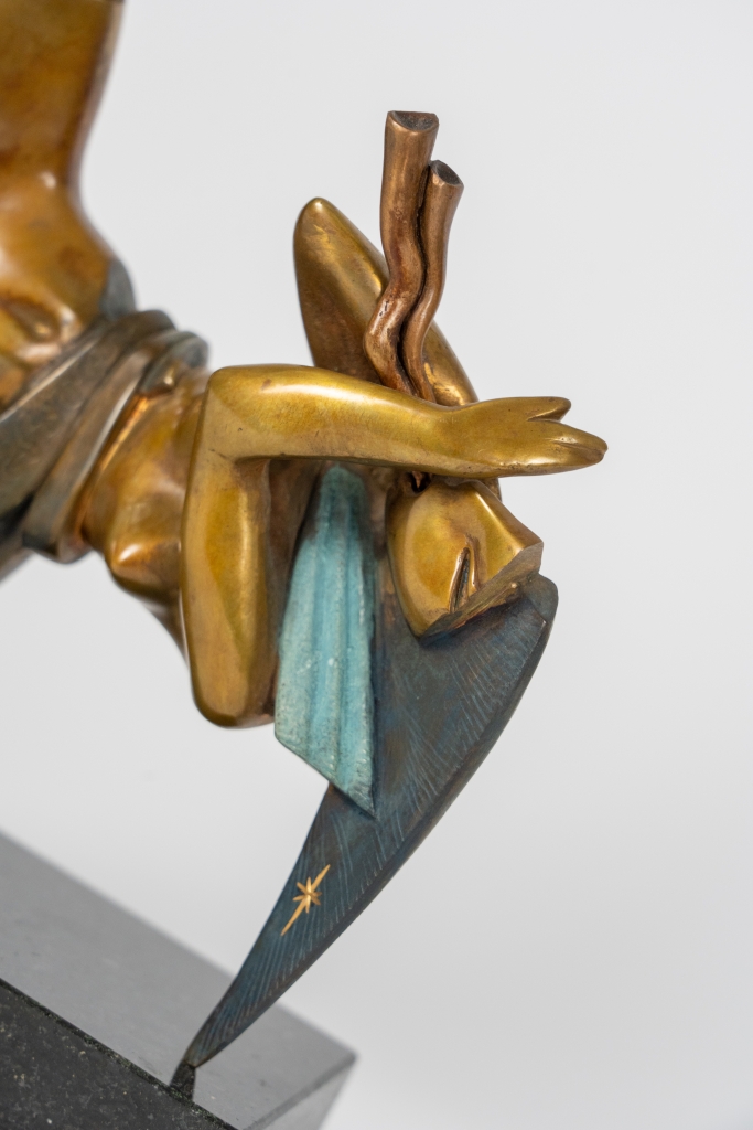 Zoom sur la femme de Thinker d'Arsen Avetissian, sculpture contemporaine en bronze représentant deux figures stylisées imbriquées dans une composition sculpturale aux patines dorées et bleu nuit.