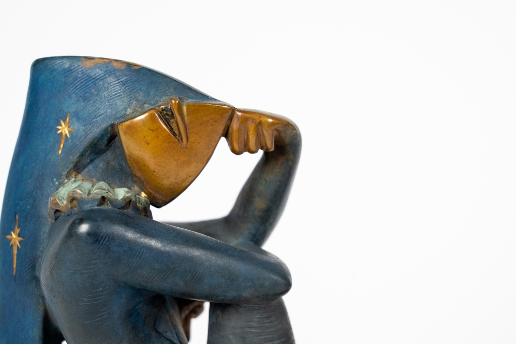 Zoom sur l'homme de Thinker d'Arsen Avetissian, sculpture contemporaine en bronze représentant deux figures stylisées imbriquées dans une composition sculpturale aux patines dorées et bleu nuit.