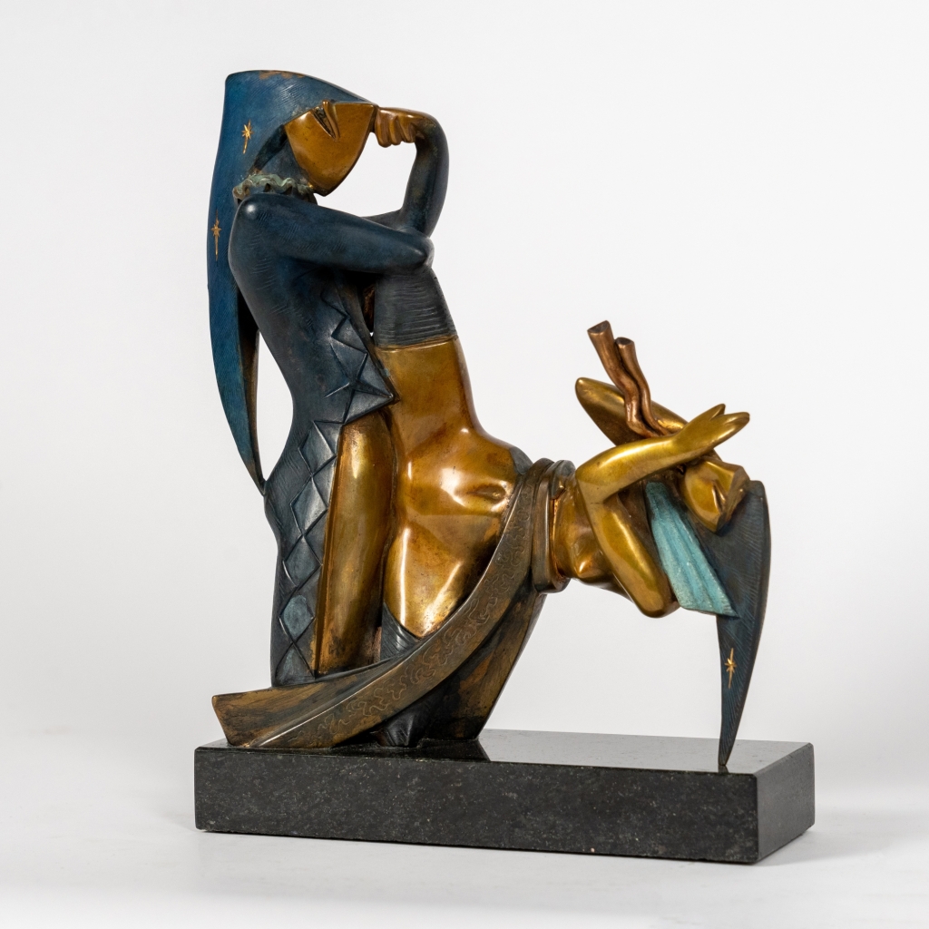 Thinker d'Arsen Avetissian, sculpture contemporaine en bronze représentant deux figures stylisées imbriquées dans une composition sculpturale aux patines dorées et bleu nuit.