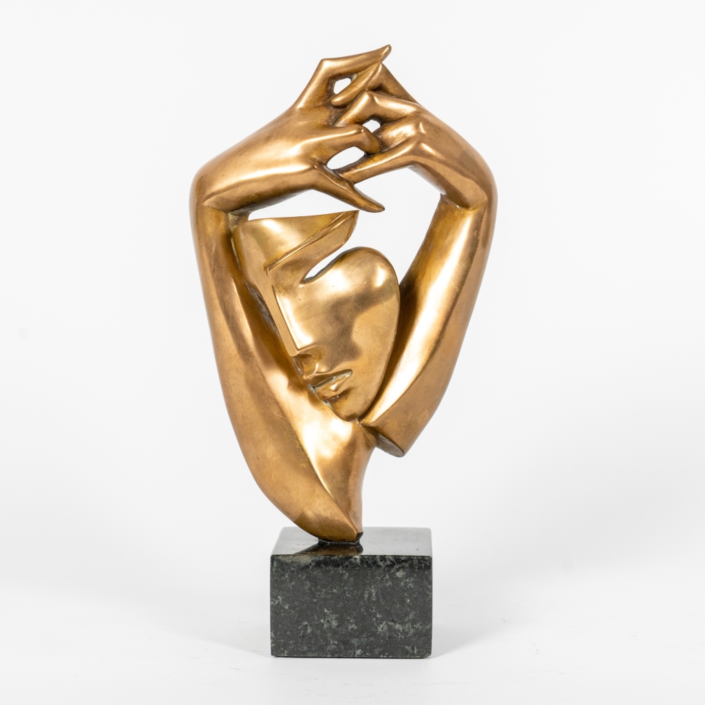 Un peu de soleil dans le froid d'Arsen Avetissian, sculpture contemporaine en bronze représentant un visage féminin stylisé encadré par deux bras levés dont les mains se rejoignent avec grâce. Les lignes fluides et la patine dorée créent une composition élégante, montée sur un socle en pierre.