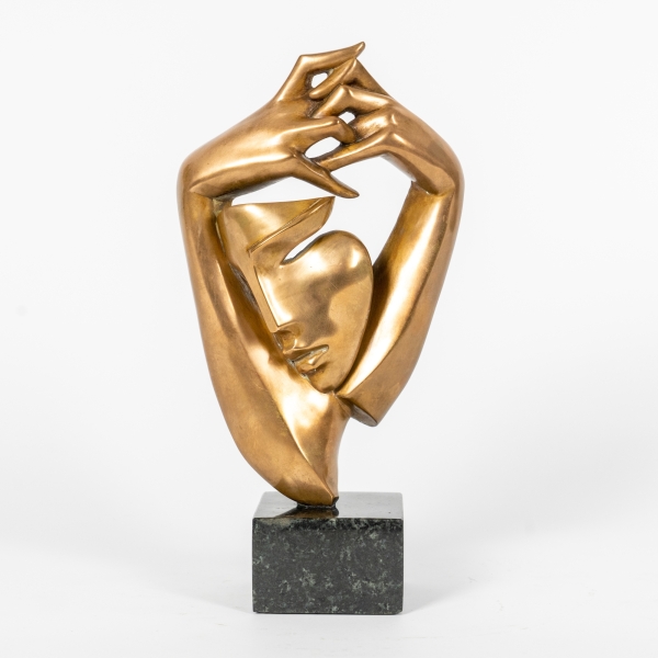 Un peu de soleil dans le froid d'Arsen Avetissian, sculpture contemporaine en bronze représentant un visage féminin stylisé encadré par deux bras levés dont les mains se rejoignent avec grâce. Les lignes fluides et la patine dorée créent une composition élégante, montée sur un socle en pierre.