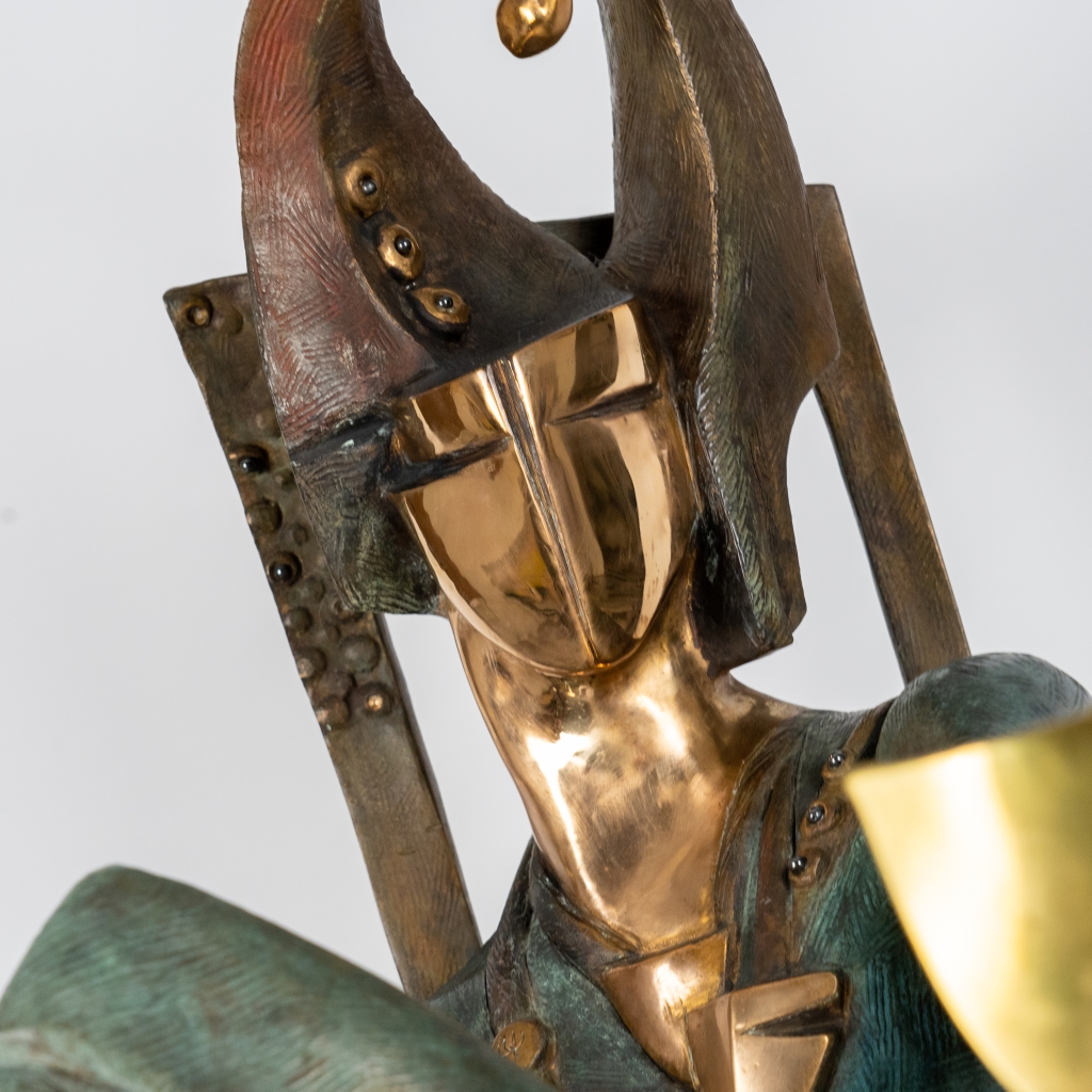 Visage de Le Roi de trèfle d’Arsen Avetissian, sculpture en bronze représentant un personnage royal stylisé assis sur un fauteuil. Installée sur un damier évoquant l’échiquier ou le jeu de cartes, l’œuvre mêle élégance, pouvoir et imaginaire ludique.