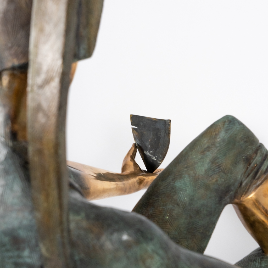 Vue sur la main Le Roi de trèfle d’Arsen Avetissian, sculpture en bronze représentant un personnage royal stylisé assis sur un fauteuil. Installée sur un damier évoquant l’échiquier ou le jeu de cartes, l’œuvre mêle élégance, pouvoir et imaginaire ludique.