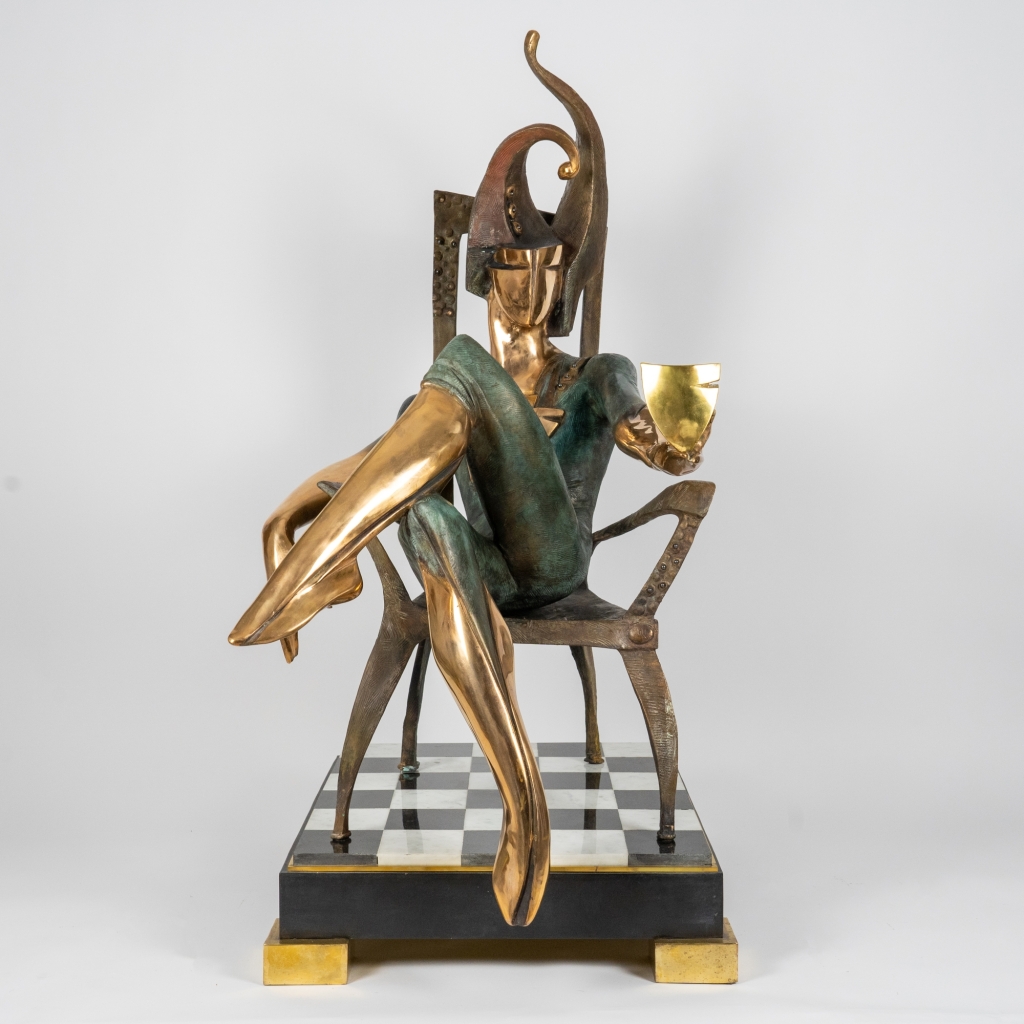 Le Roi de trèfle d’Arsen Avetissian, sculpture en bronze représentant un personnage royal stylisé assis sur un fauteuil. Installée sur un damier évoquant l’échiquier ou le jeu de cartes, l’œuvre mêle élégance, pouvoir et imaginaire ludique.