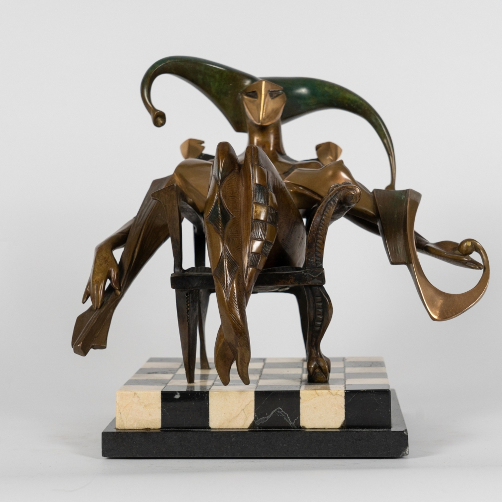 Le Seigneur d'Arsen Avetissian, sculpture contemporaine en bronze représentant un personnage majestueux installé dans un fauteuil. Les jambes croisées, les bras largement ouverts et l'imposante coiffe en croissant composent une silhouette théâtrale évoquant l'autorité, la sérénité et l'élégance.