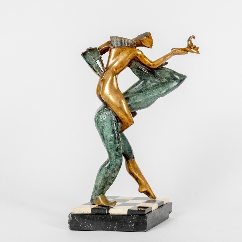 Dos de Prétendant II d’Arsen Avetissian, sculpture en bronze représentant deux figures stylisées enlacées dans une danse élégante. La composition, installée sur un damier noir et blanc, évoque la séduction, le désir et le jeu subtil de la conquête amoureuse.
