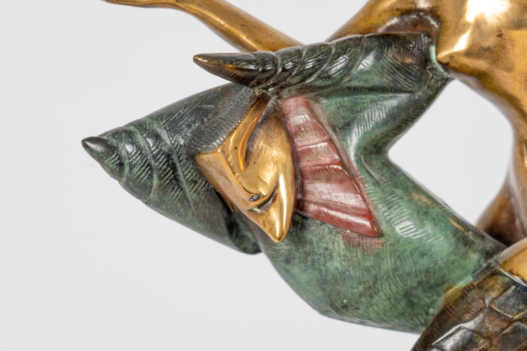 Detail de Prétendant II d’Arsen Avetissian, sculpture en bronze représentant deux figures stylisées enlacées dans une danse élégante. La composition, installée sur un damier noir et blanc, évoque la séduction, le désir et le jeu subtil de la conquête amoureuse.