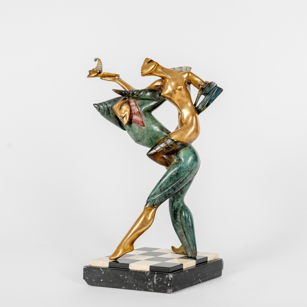 Prétendant II d’Arsen Avetissian, sculpture en bronze représentant deux figures stylisées enlacées dans une danse élégante. La composition, installée sur un damier noir et blanc, évoque la séduction, le désir et le jeu subtil de la conquête amoureuse.