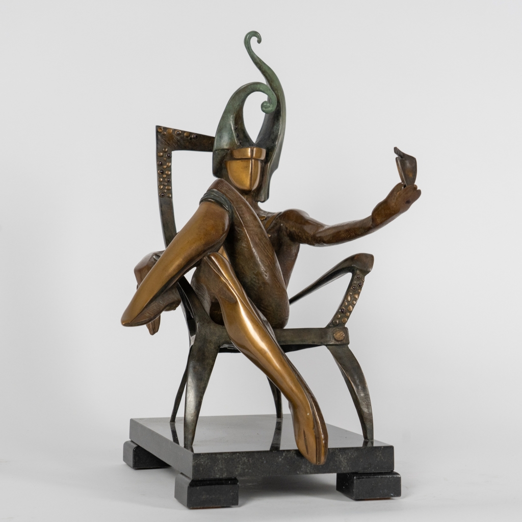 Vue de trois quarts de The King of Club d'Arsen Avetissian, sculpture contemporaine en bronze représentant un souverain stylisé assis sur un fauteuil, tenant une coupe dans un geste d'invitation. Son imposant couvre-chef aux courbes élancées évoque le trèfle et souligne l'élégance théâtrale de la composition.