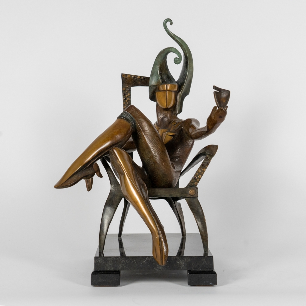 The King of Club d'Arsen Avetissian, sculpture contemporaine en bronze représentant un souverain stylisé assis sur un fauteuil, tenant une coupe dans un geste d'invitation. Son imposant couvre-chef aux courbes élancées évoque le trèfle et souligne l'élégance théâtrale de la composition.