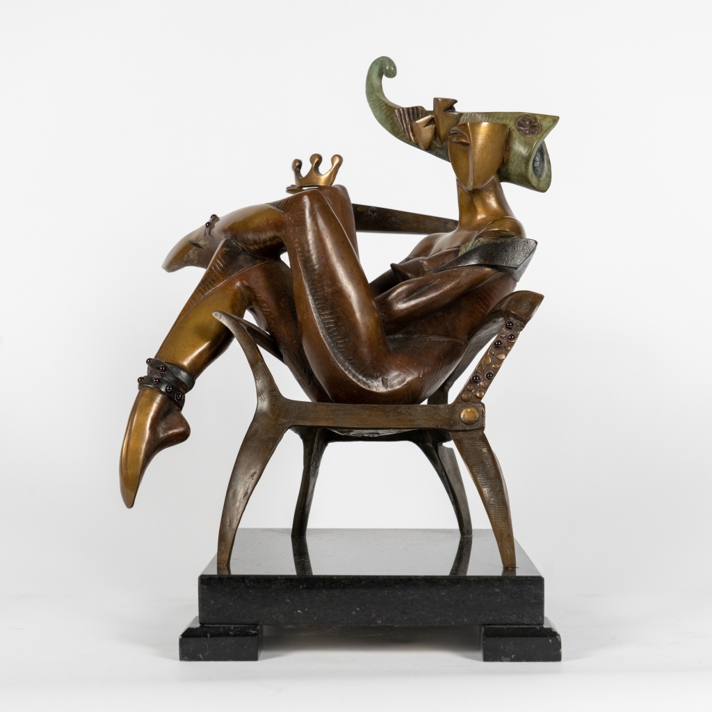 The Queen of Club d'Arsen Avetissian, sculpture contemporaine en bronze représentant une reine élégamment installée dans un fauteuil. Les jambes repliées, les bras croisés et la coiffe monumentale évoquent une souveraine à la fois mystérieuse, indépendante et pleine d'assurance.