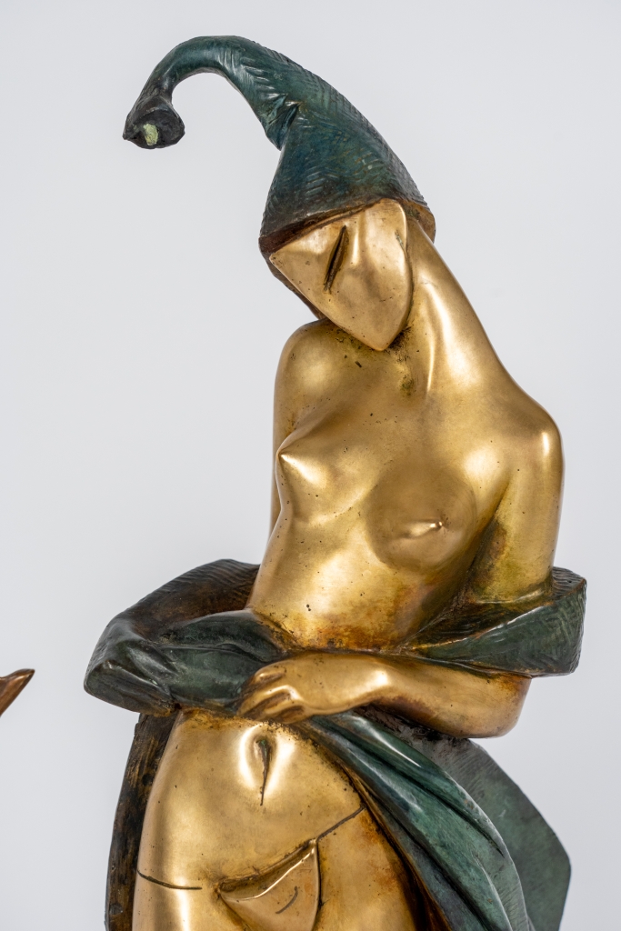 Vue sur la femme de Torero d’Arsen Avetissian, sculpture en bronze représentant un torero stylisé face à une figure féminine, tous deux placés sur une composition évoquant la corrida. L’œuvre associe mouvement, tension dramatique et élégance dans un dialogue entre force et séduction.