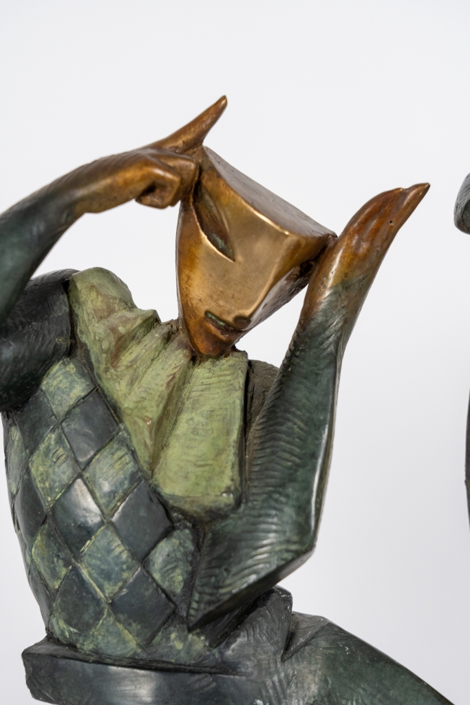 Detail de l'homme de Torero d’Arsen Avetissian, sculpture en bronze représentant un torero stylisé face à une figure féminine, tous deux placés sur une composition évoquant la corrida. L’œuvre associe mouvement, tension dramatique et élégance dans un dialogue entre force et séduction.