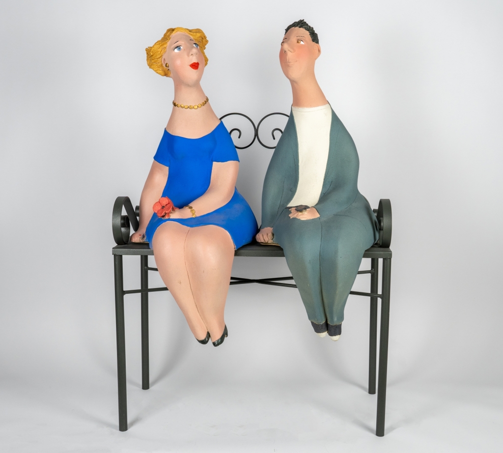 Couple amoureux 10 d’Evelyne Almayrac, sculpture unique en grès réfractaire représentant un couple assis sur un banc en fer forgé dans une scène pleine de tendresse.
