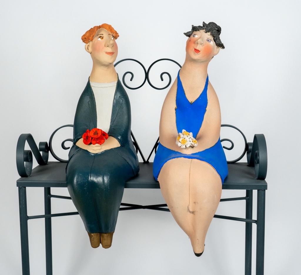 Couple amoureux 17 d’Evelyne Almayrac, sculpture unique en grès réfractaire représentant un homme et une femme assis sur un banc en fer forgé.