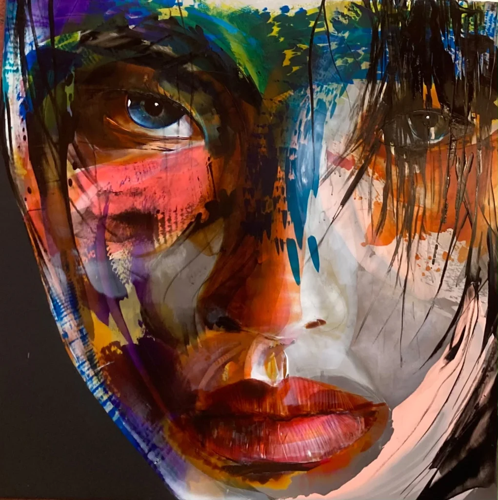 Illusion de Fabiola Govare, œuvre originale en technique mixte sur aluminium représentant un visage féminin aux couleurs vibrantes, mêlant abstraction et figuration dans un jeu de transparences et de contrastes.