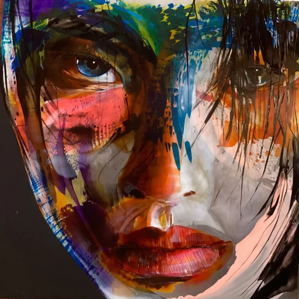 Illusion de Fabiola Govare, œuvre originale en technique mixte sur aluminium représentant un visage féminin aux couleurs vibrantes, mêlant abstraction et figuration dans un jeu de transparences et de contrastes.