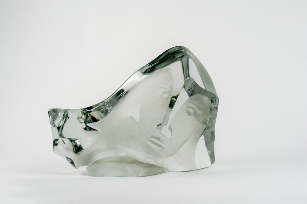 Création originale du maitre verrier Gille CHABRIER nous proposant ici une oeuvre épurée où un visage semble vouloir se détacher de la masse en cristal de baccara