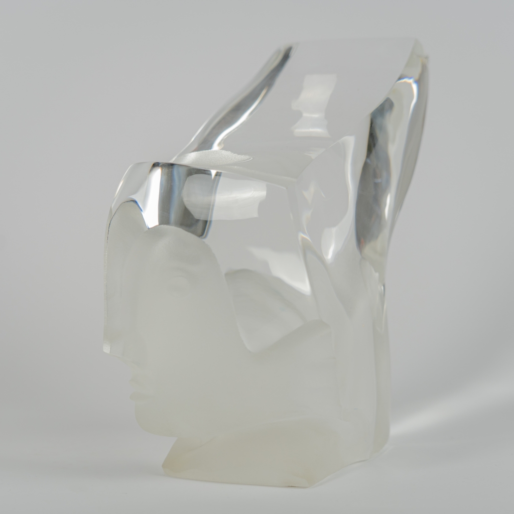 Profil de la magnifique sculpture en cristal de baccarat réalisé par l'artiste Gilles CHABRIER représentant une tete anthropomorphe d'inspiration hellénistique.