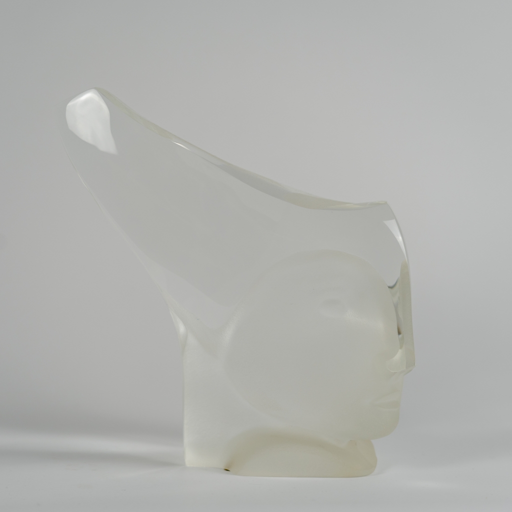 Profil de la magnifique sculpture en cristal de baccarat réalisé par l'artiste Gilles CHABRIER représentant une tete anthropomorphe d'inspiration hellénistique.
